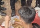 Polisi-Borong-Tahu-Pedagang,-Bagikan-kepada-Warga-di-Tengah-Kegiatan-Penyampaian-Aspirasi