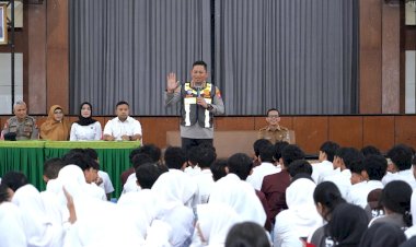 Polisi-Jogo-Sekolah-:-Polresta-Malang-Kota-Edukasi-Pelajar-Bentengi-Generasi-Muda-dari-Narkoba-dan-Bullying