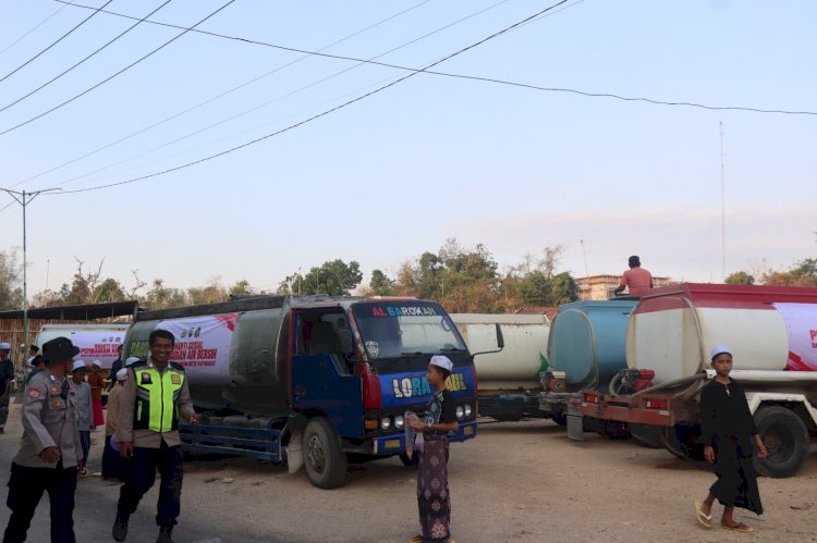 Tanggap Kemarau Panjang, Polres Sampang Distribusikan 120 Ribu Liter Air Bersih
