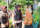 Humanis,-Polwan-Sidoarjo-Bantu-Lansia-Ibadah-Natal-di-Gereja