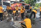Cegah-Laka-Lantas,-Polsek-Balongbendo-Lakukan-Bhakti-Keselamatan-Tambal-Jalan-Berlubang