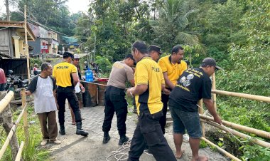 Polres-Ponorogo-Perbaiki-Jembatan-Darurat-Akses-Dua-Desa-di-Ngebel-Kembali-Normal