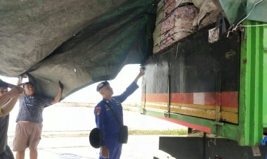 Polres-Situbondo-Perketat-Pemeriksaan-Muatan-Truk-di-Pelabuhan-Jangkar