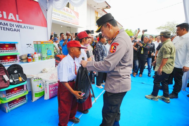 Tinjau Hunian Sementara Korban Bencana di Tapteng Kapolri Ketua Komisi IV Salurkan 16 Truk Bantuan Kemanusiaan