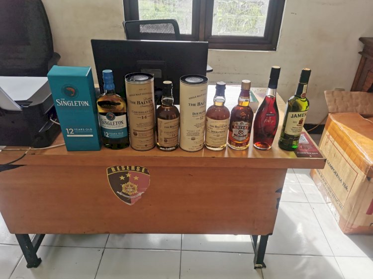 Polrestabes Surabaya Amankan Ratusan Liter Miras Ilegal di Lakarsantri