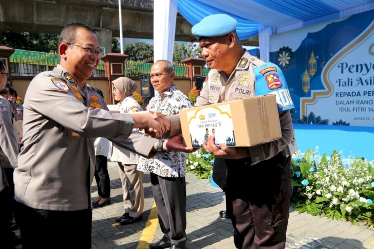 Jelang Lebaran, Kapolri Salurkan Tali Asih dan Sembako kepada Personel Polri